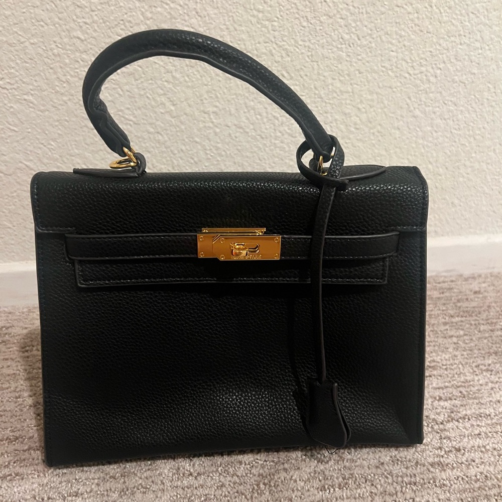 Black purse with clasp